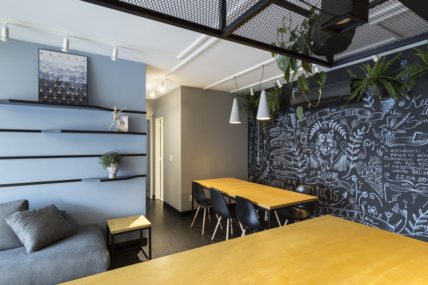 Can ho 64 m2 voi phong khach dep nhu quan ca phe hinh anh