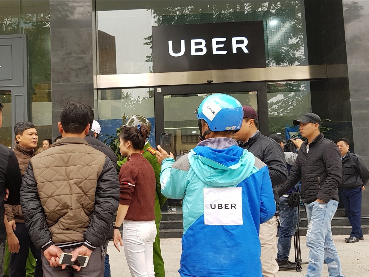 Tai xe keo den van phong Uber o Ha Noi, hang khoa cua hinh anh