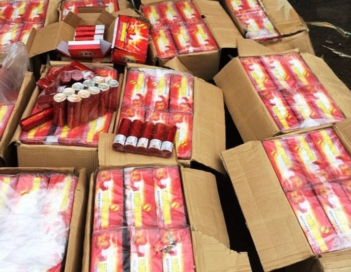 Sat Tet, nhieu loai phao no duoc mang len cho mang mua ban nhon nhip hinh anh