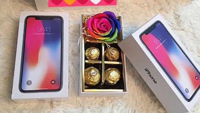 Qua, chocolate Valentine ham hiu o pho, nhon nhip tren cho mang hinh anh