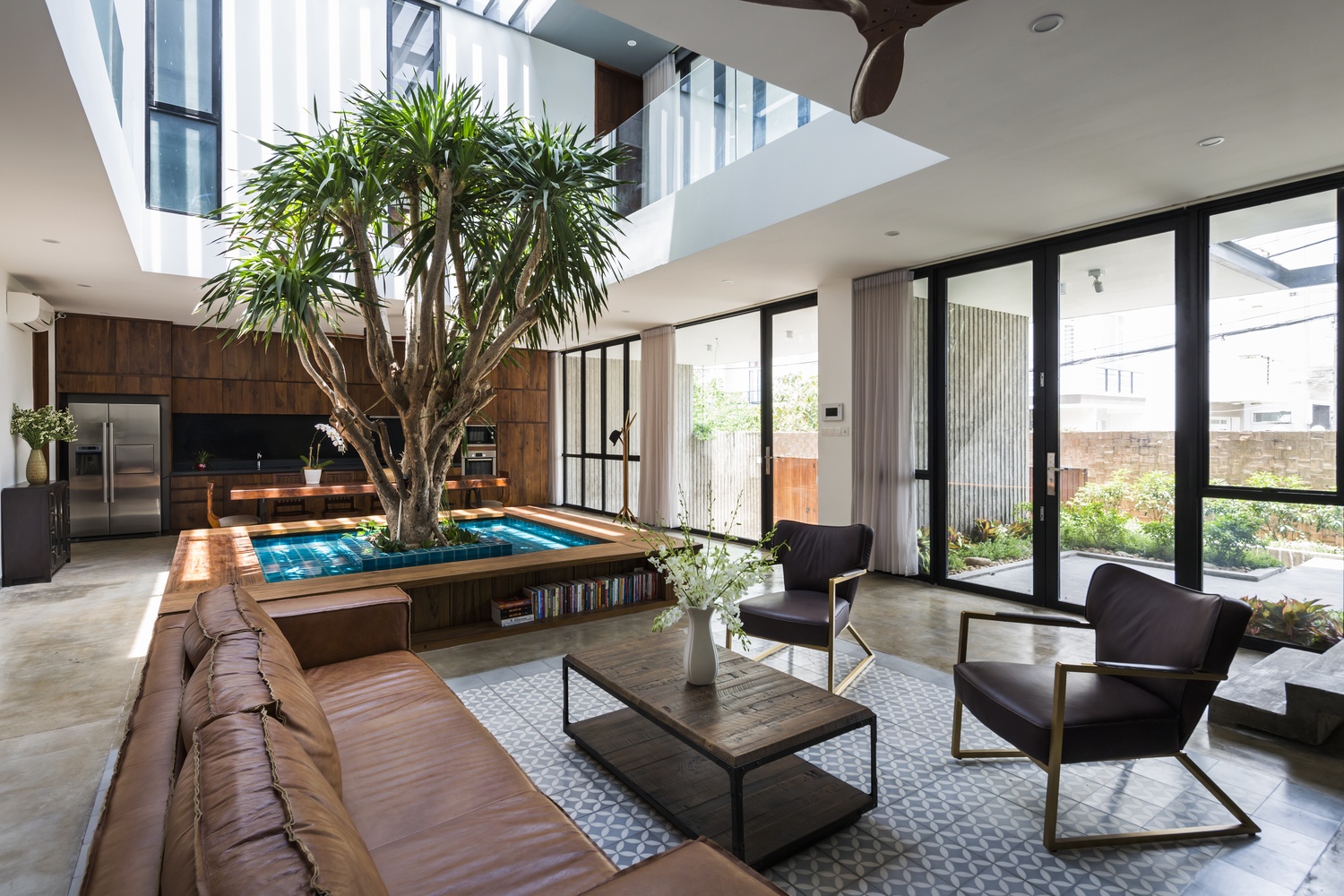 Can nha Sai Gon voi hien lung tran nang tren nen 247 m2 hinh anh