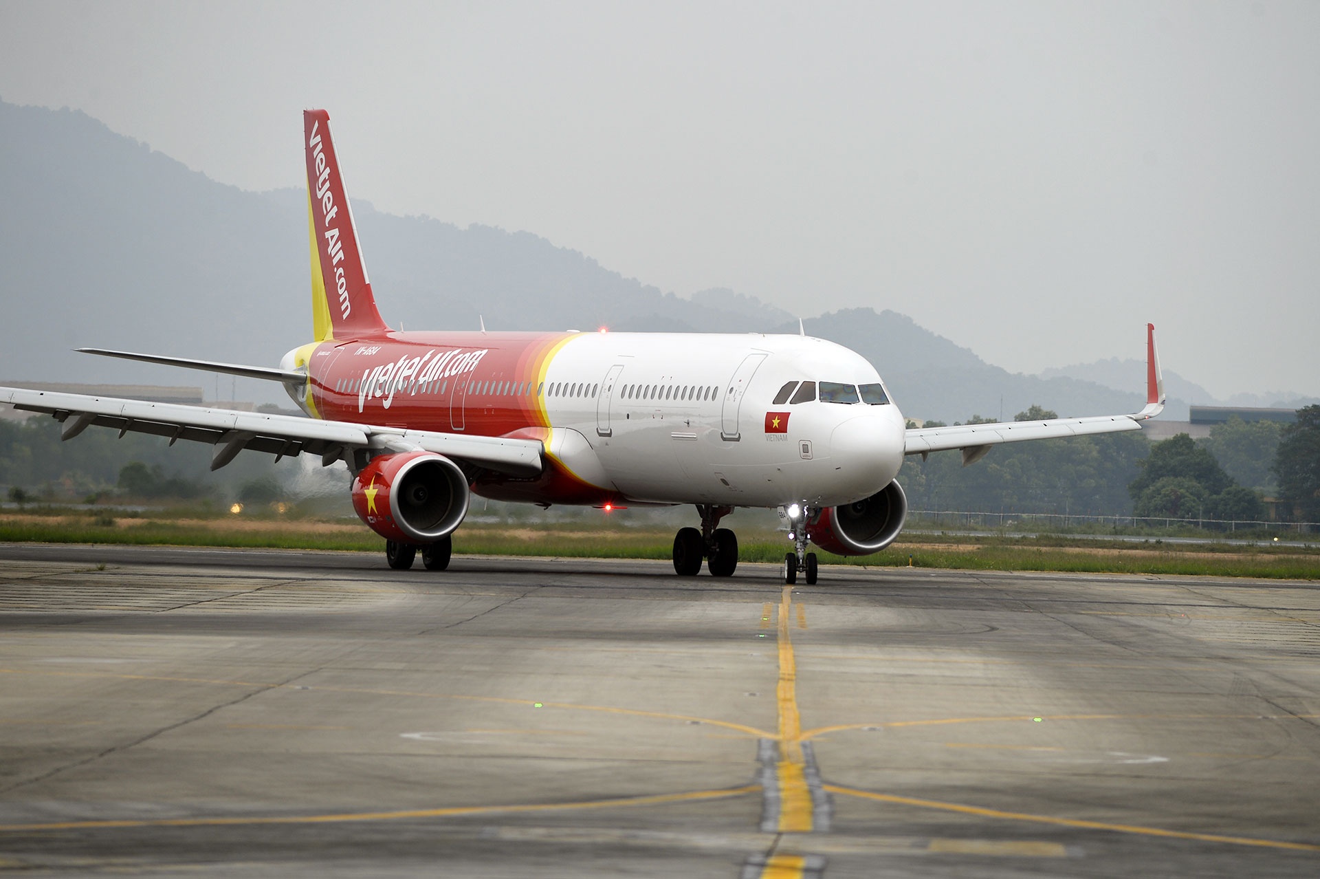 Vietjet tang phi them hon 100.000 dong moi ve may bay hinh anh