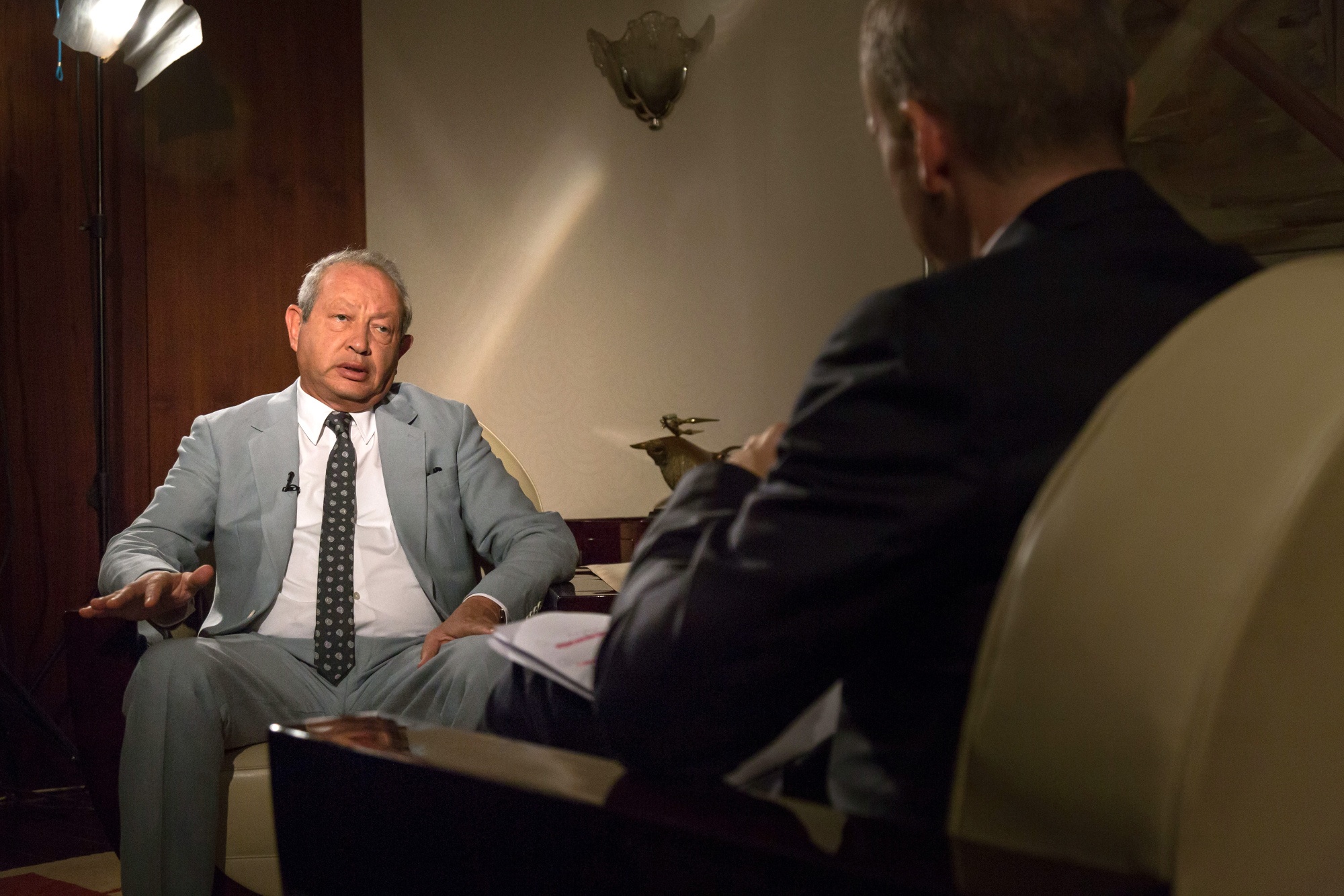 Nguoi giau thu nhi Ai Cap danh nua tai san de mua vang hinh anh