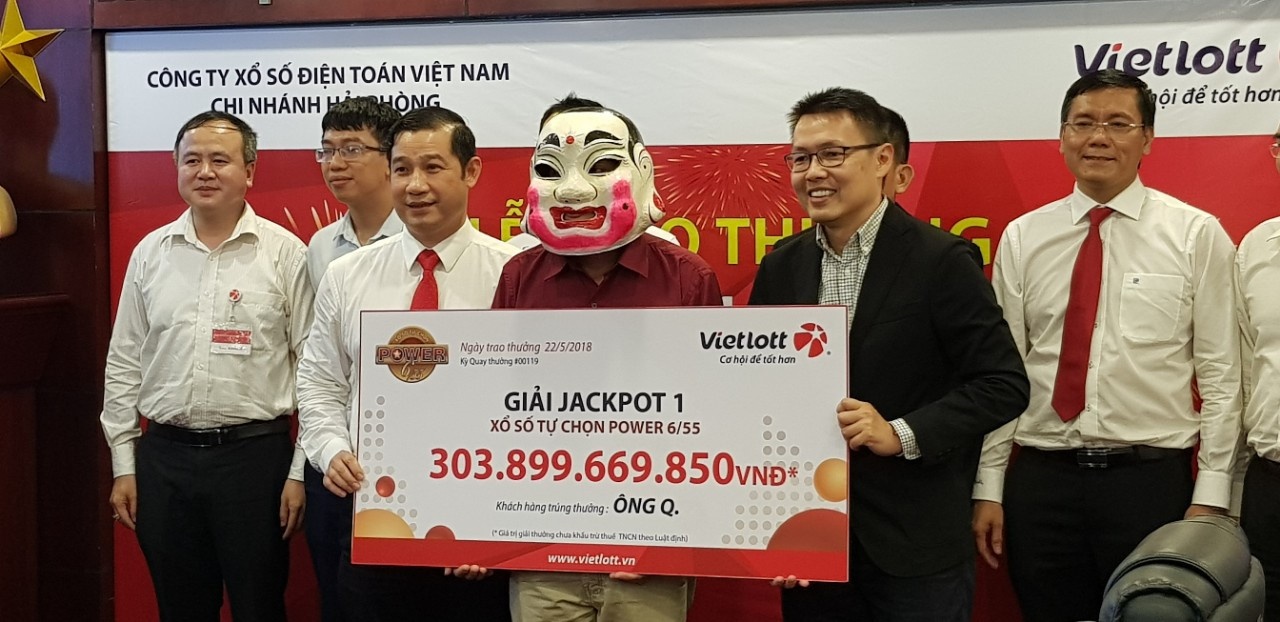 Chu nhan giai Vietlott gan 304 ty deo mat na chu teu nhan giai hinh anh
