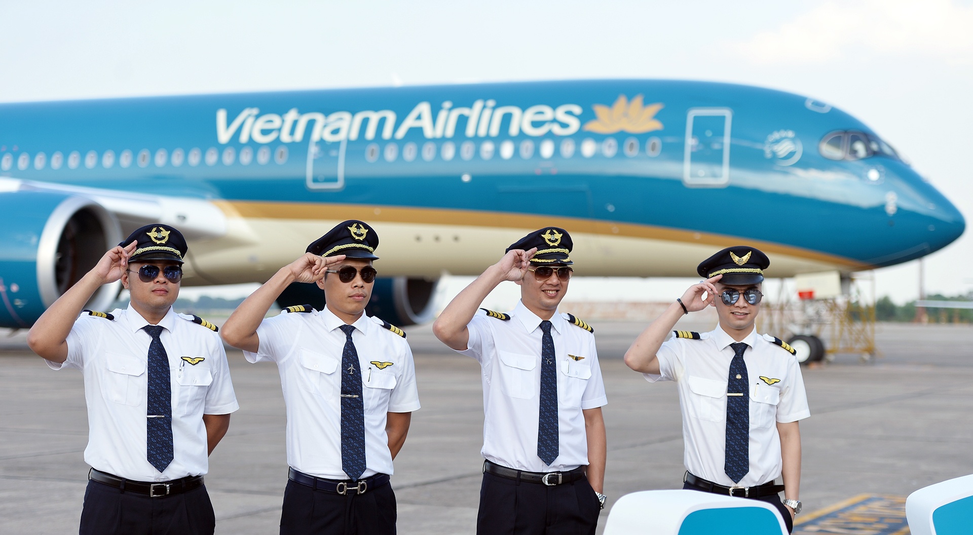 vietnam airlines chen ep phi cong anh 2