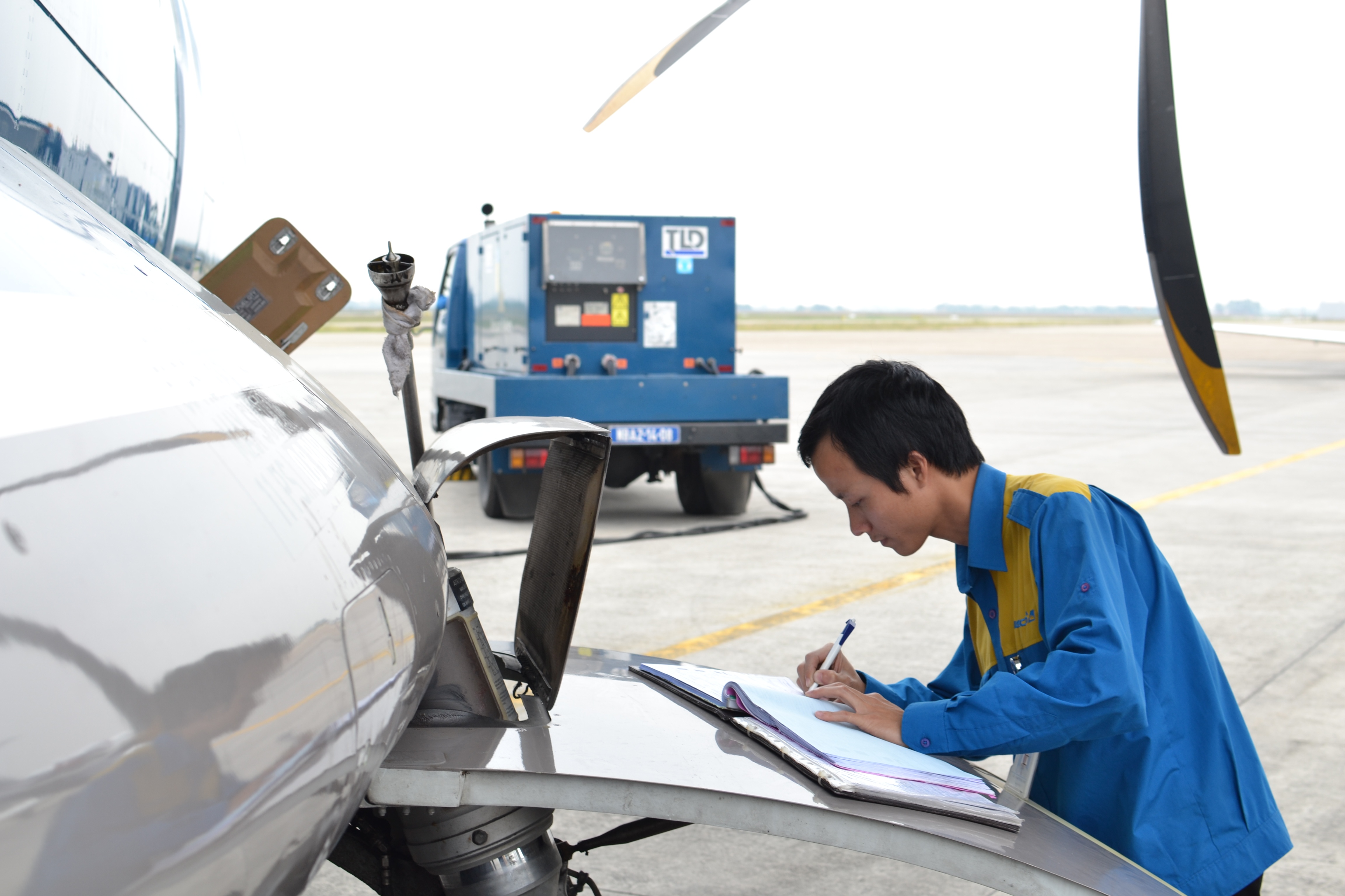 vietnam airlines chen ep phi cong anh 3