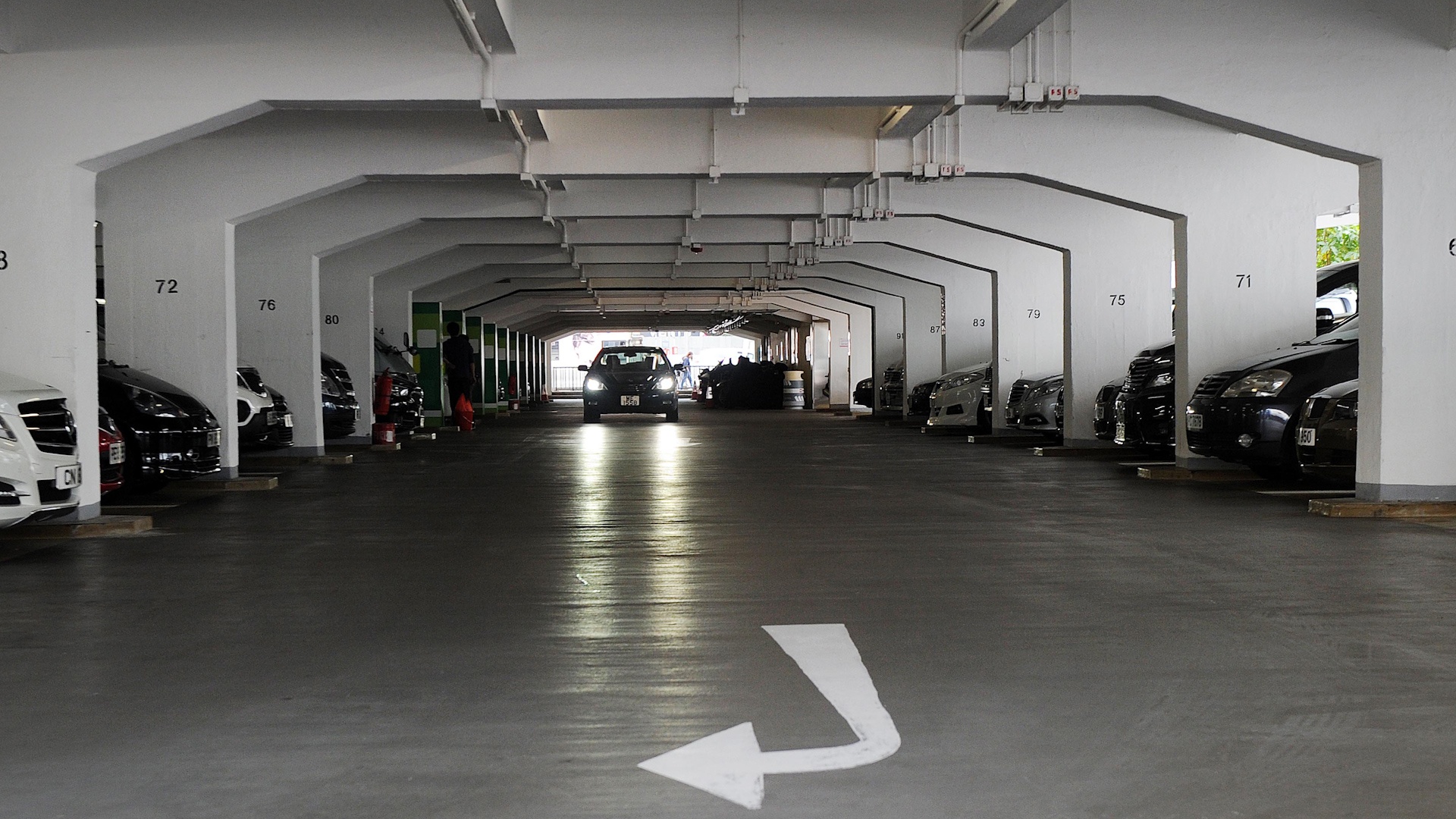 Mot cho do oto o Hong Kong co gia bang 5 chiec xe hoi hinh anh