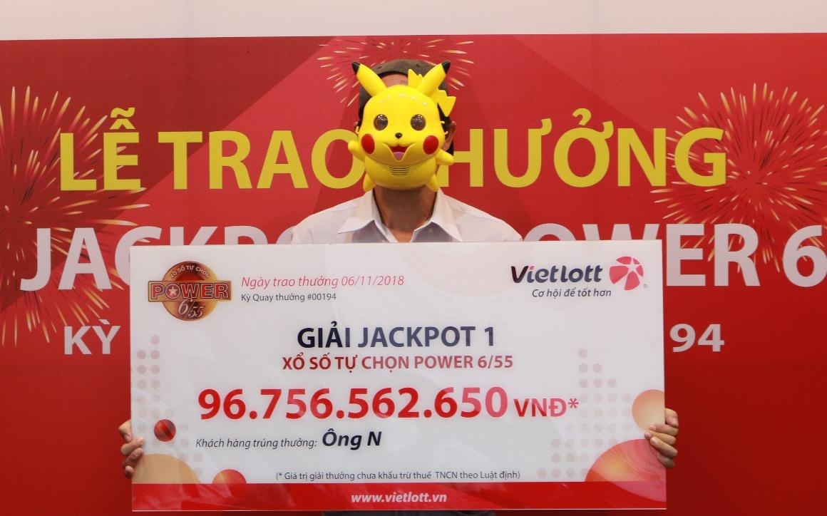 Nguoi trung 96,7 ty Vietlott deo mat na Pikachu khi linh giai hinh anh