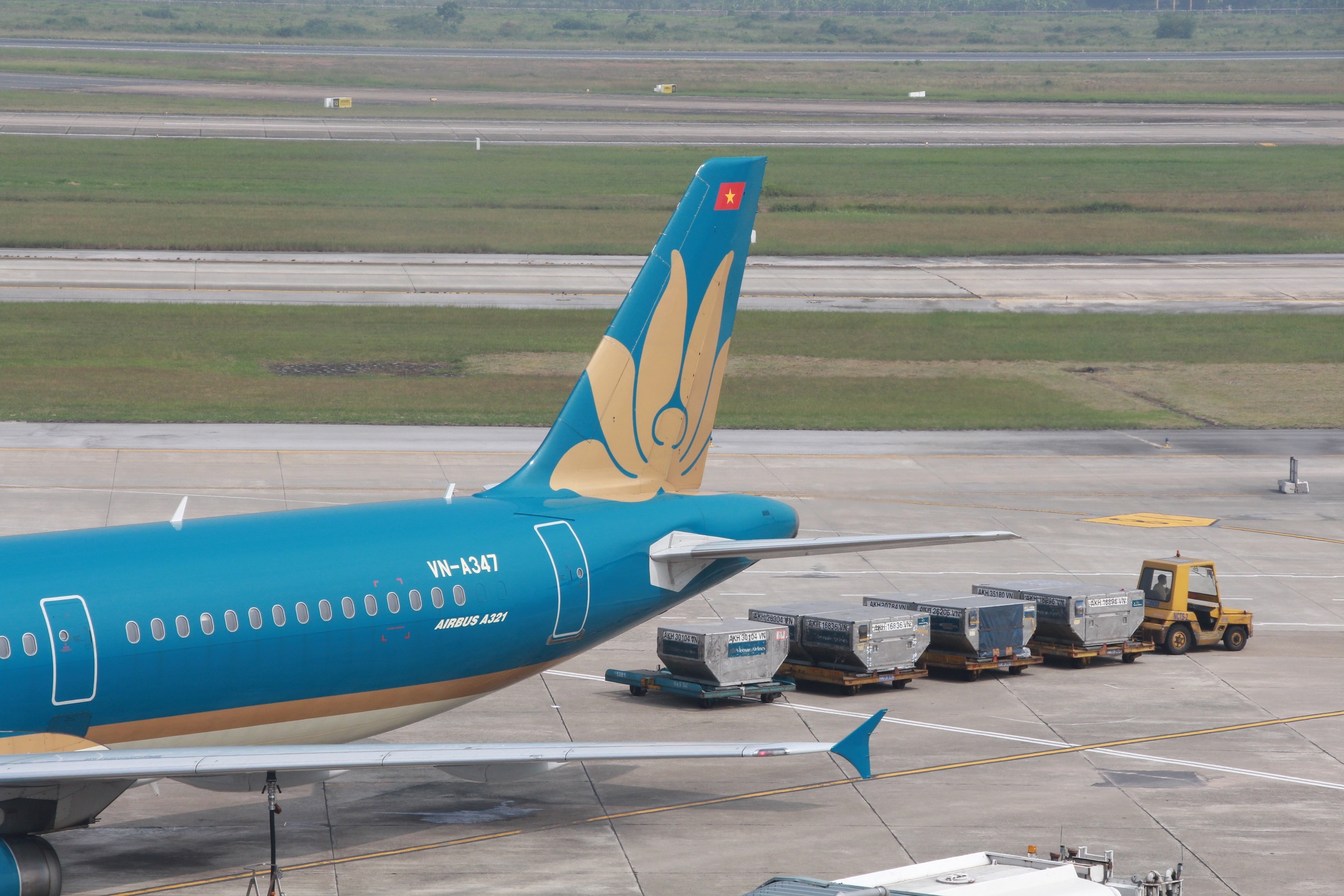 May bay loi cau phao thoat hiem, 40 hanh khach bi tu choi bay hinh anh