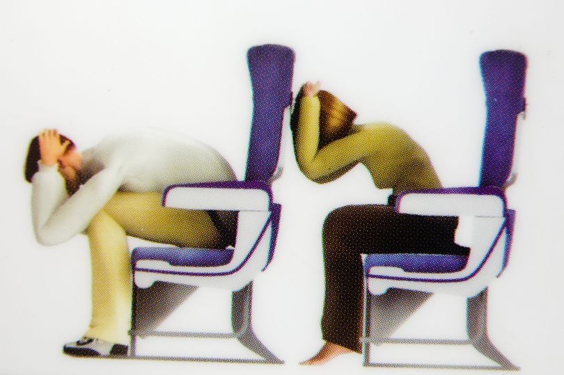 Truong hop nao may bay xa nhien lieu, tiep vien ho canh bao? hinh anh