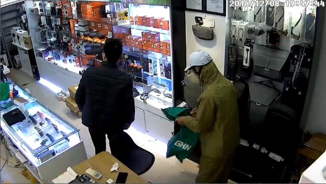 Doi tuong gia nhan vien GHN chiem doat hang co gia tri hinh anh