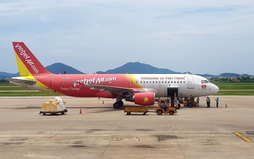 Canh bao khoi buong hang, may bay Vietjet ha canh khan cap o Dai Loan hinh anh