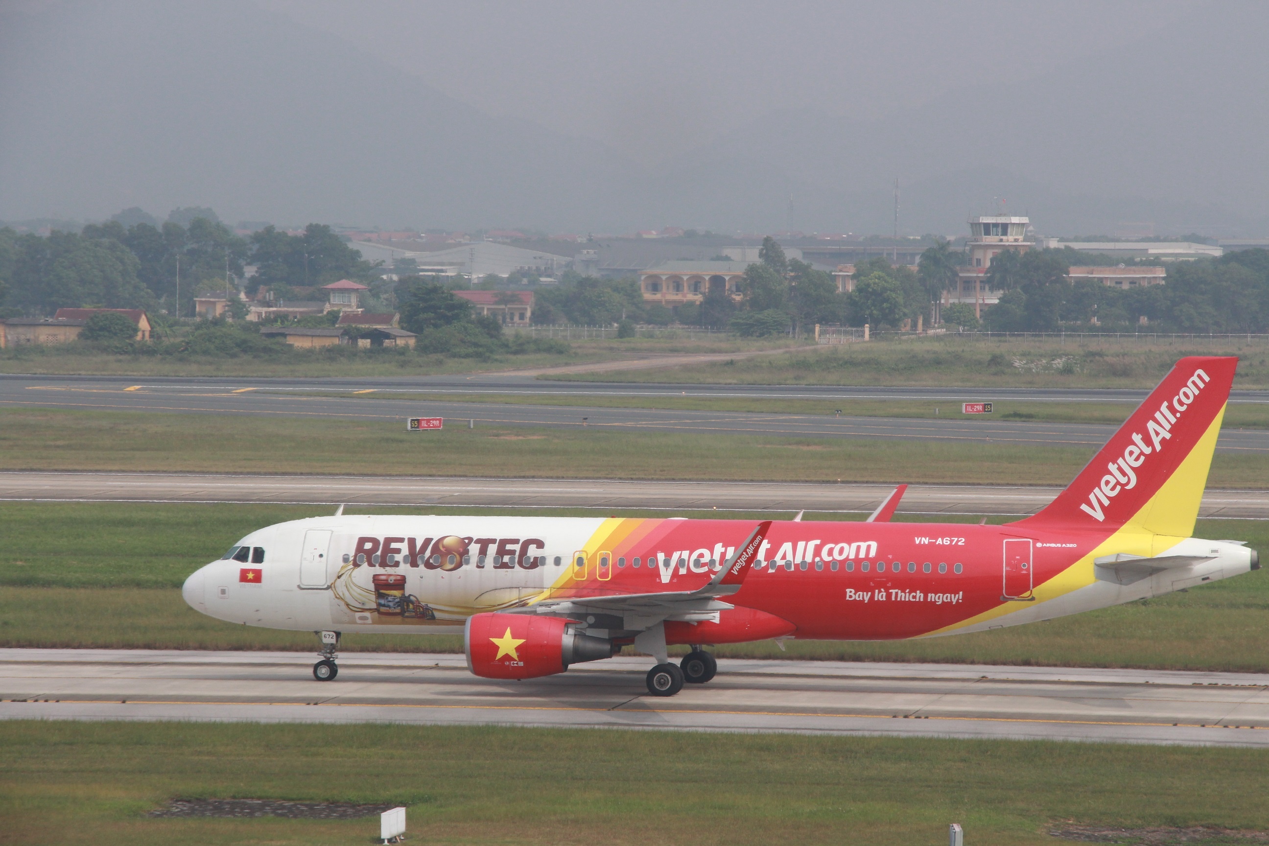Vietjet Air gap loat su co, he qua cua tang truong nong? hinh anh