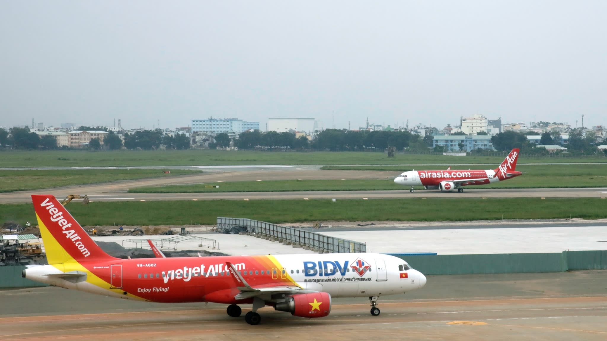 Ban va thue lai may bay, con dao hai luoi trong tay Vietjet Air hinh anh