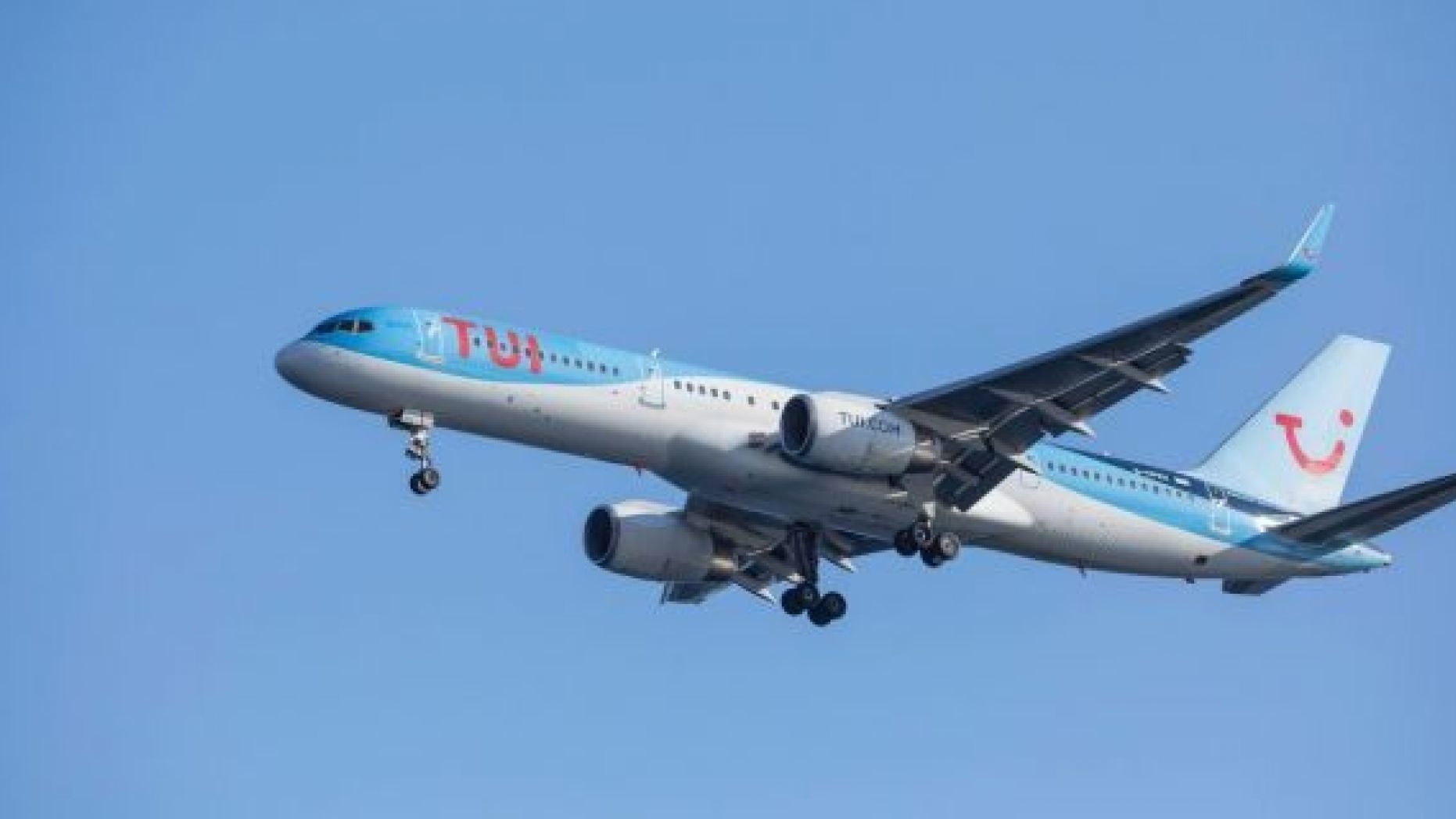 Hanh khach phai ngoi tren san may bay vi het cho hinh anh