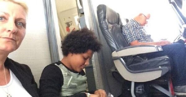 Ngồi sàn máy bay vì hết chỗ ảnh 1 Ngoi san may bay vi het cho anh 1