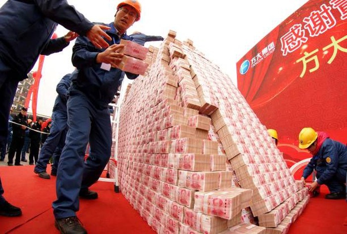 Cong ty Trung Quoc dung nui tien thuong Tet nhan vien hinh anh