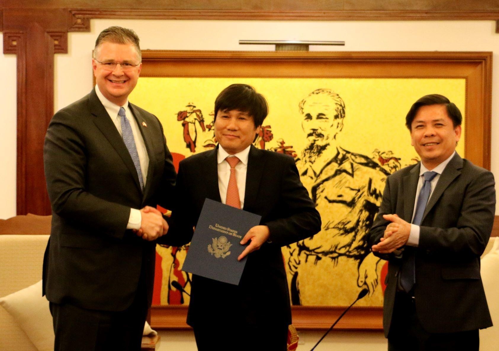 Viet Nam duoc chung nhan du dieu kien bay thang den My hinh anh