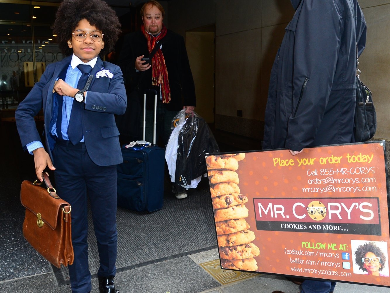 10 thieu nien kiem bon tien khi tuoi con rat tre hinh anh