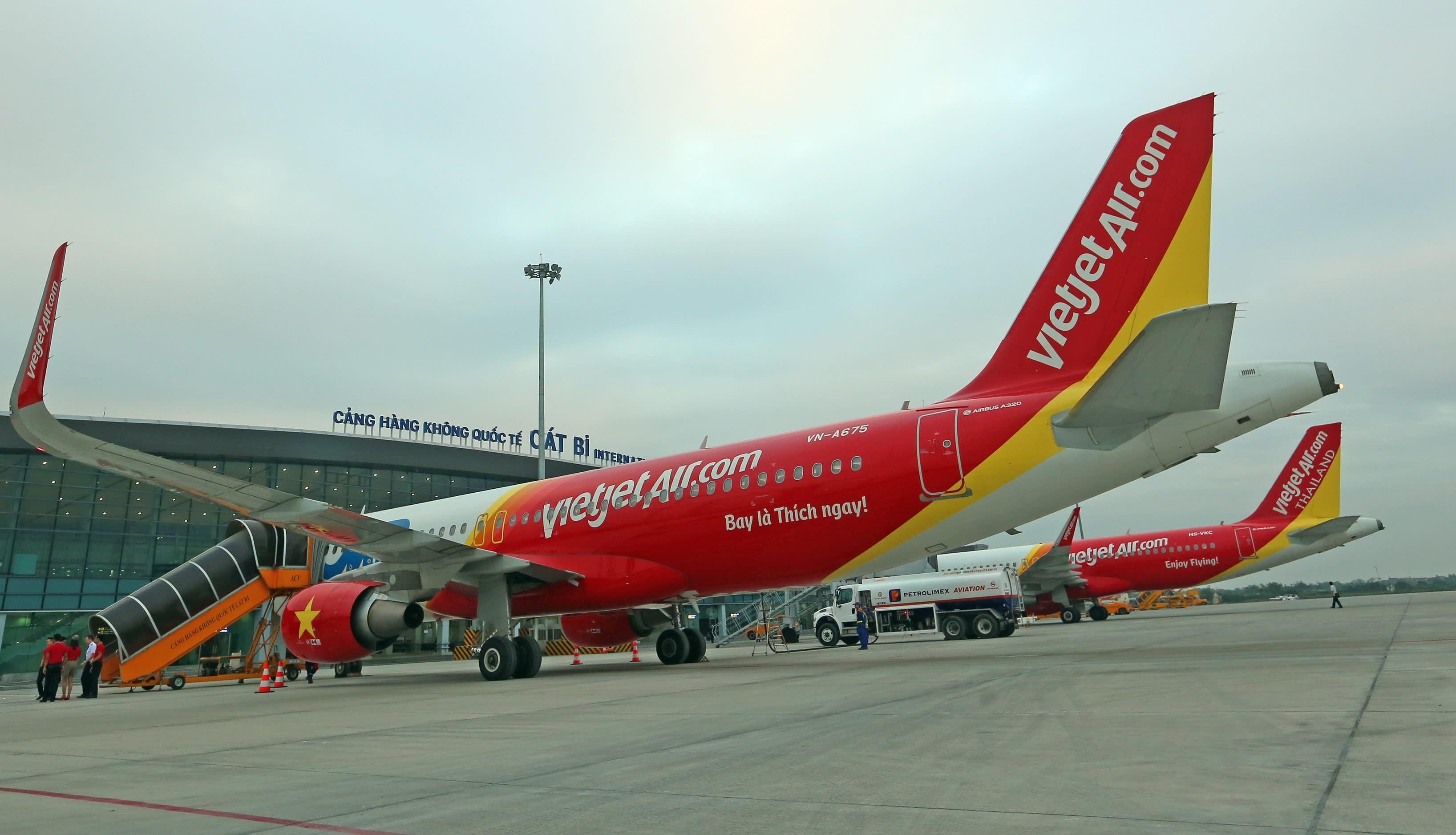 Vietjet Air cham, huy nhieu chuyen do phi cong qua gio bay hinh anh