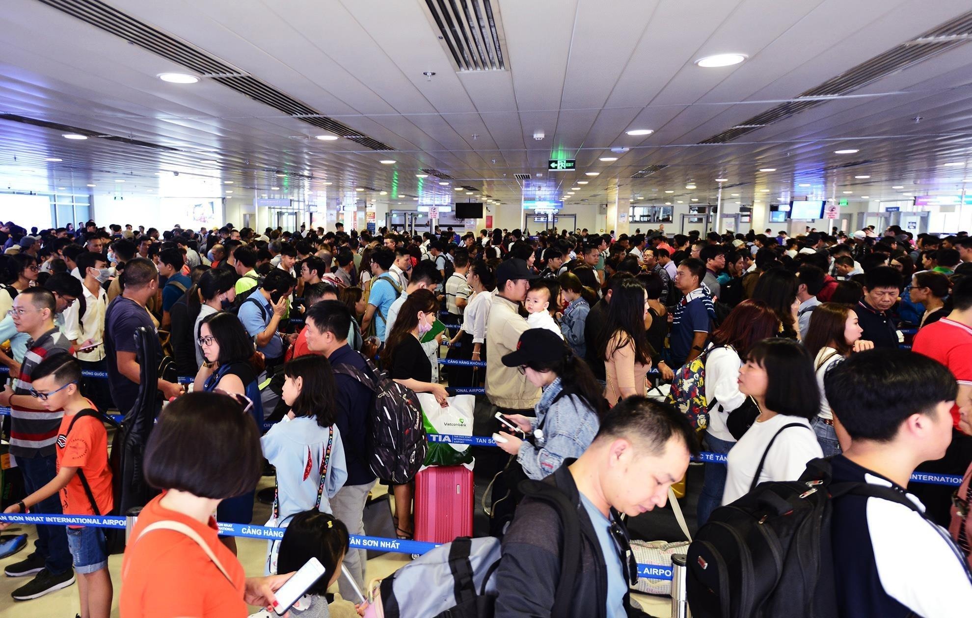 740 luot cat ha canh moi ngay tai Tan Son Nhat dip le 30/4-1/5 hinh anh