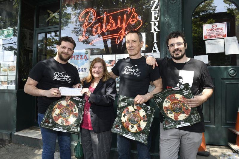 tấm séc gần nửa triệu USD ảnh 2 tam sec gan nua trieu USD anh 2