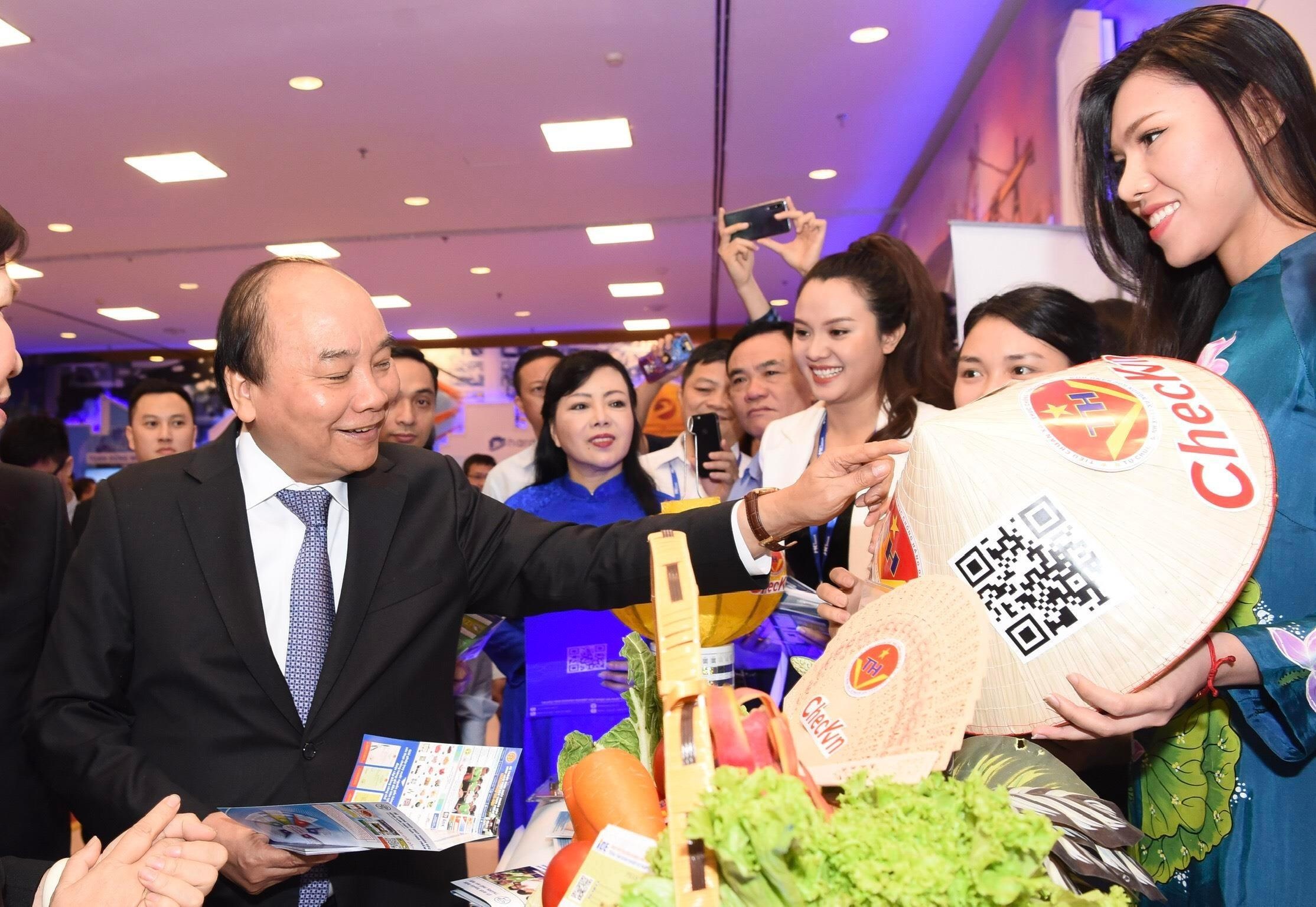 Thu tuong trai nghiem cac san pham cong nghe cao 'Make in Vietnam' hinh anh