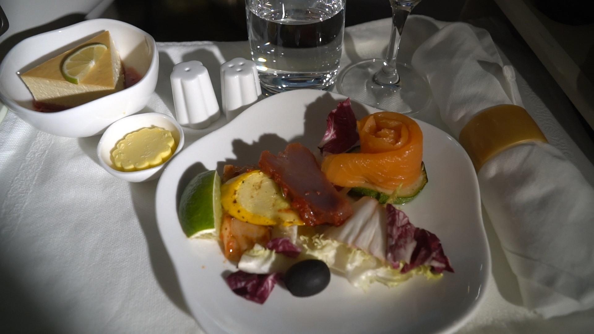 Co gi trong bua an khoang thuong gia dat do nhat Viet Nam? hinh anh