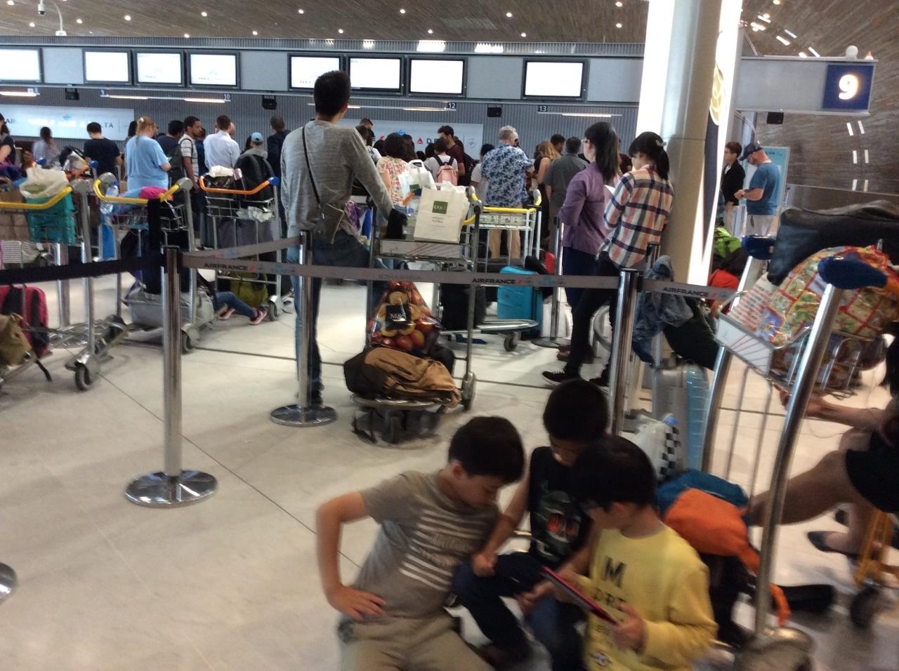 Vietnam Airlines tre chuyen, khach bi ket mot ngay tai san bay Phap hinh anh