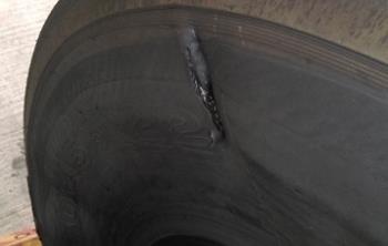 May bay ha canh tai Noi Bai lien tuc bi rach lop hinh anh