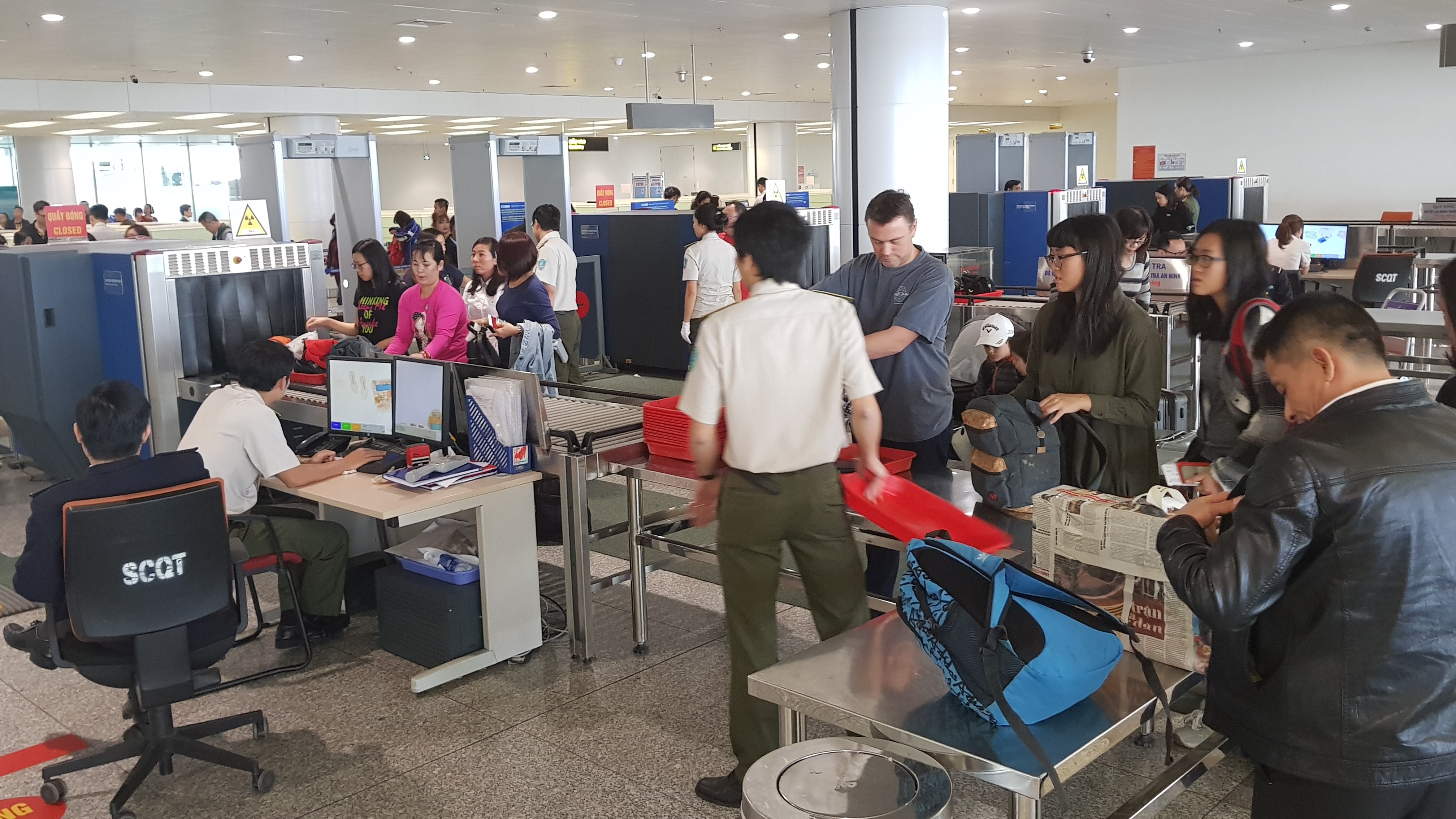 Trom vi tien tai Noi Bai, khach Han Quoc bi tom gon khi ha canh hinh anh