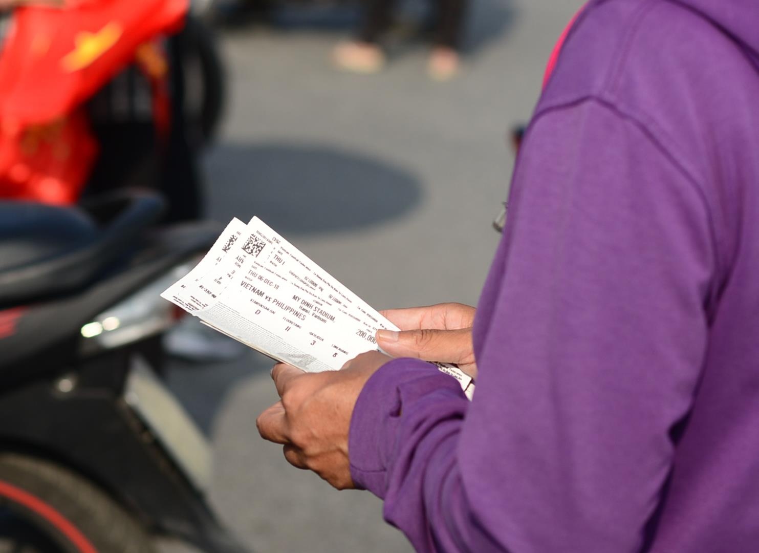 Ve tran Viet Nam - Malaysia da len cho den, gia gap 5 lan hinh anh