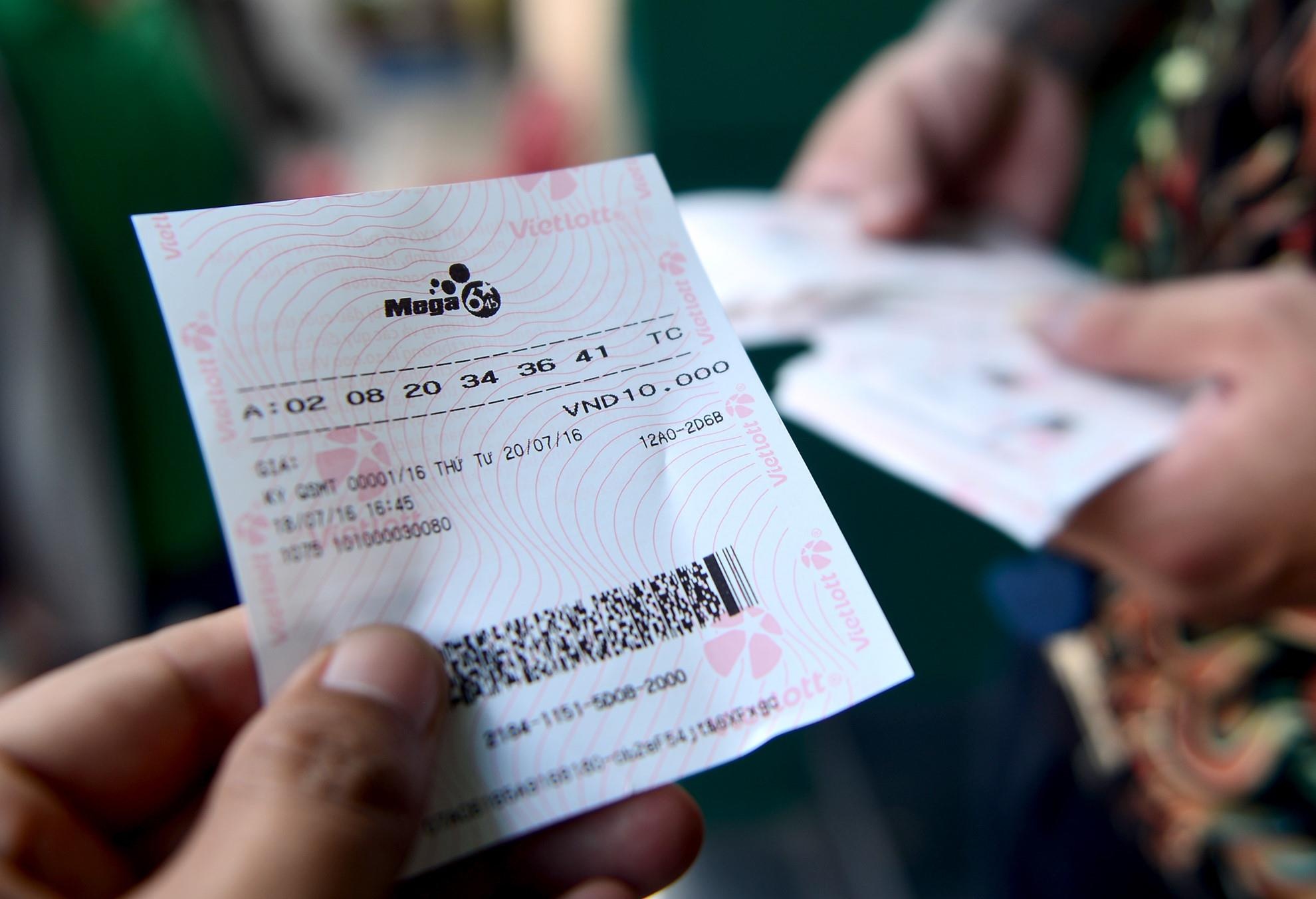 100 ty dong chia deu cho 2 ve trung thuong Vietlott hinh anh