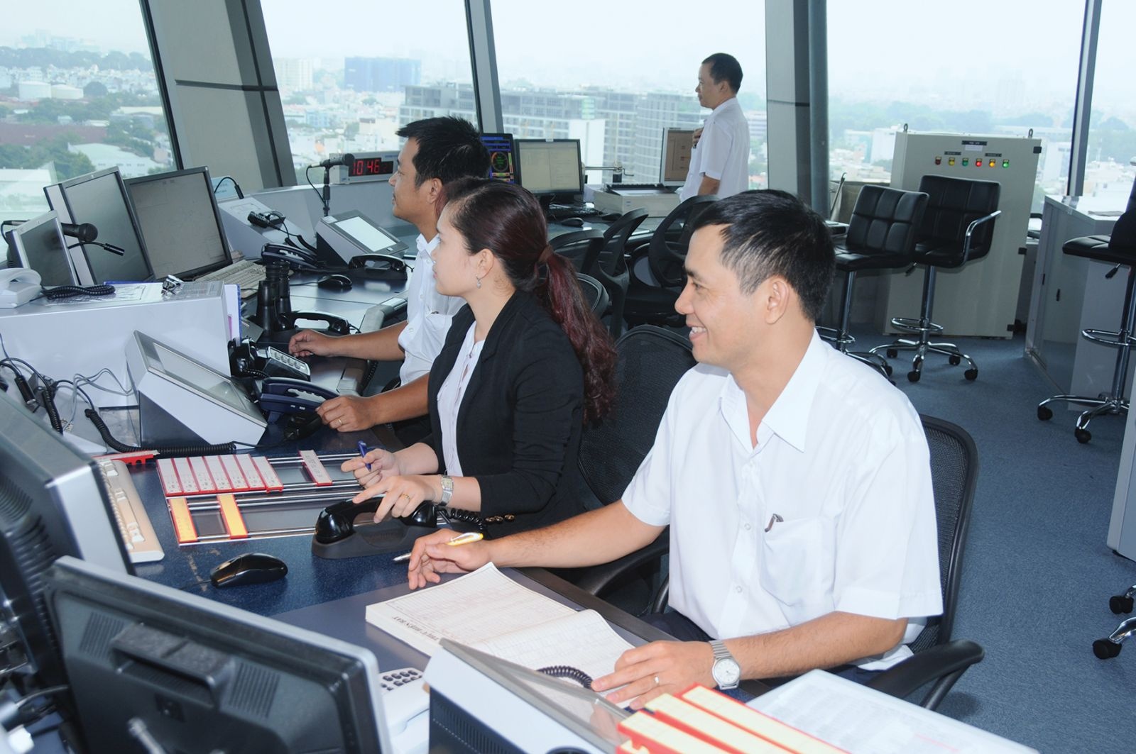 'Khong co them 8 giam sat vien, cac hang phai ngung tang may bay' hinh anh