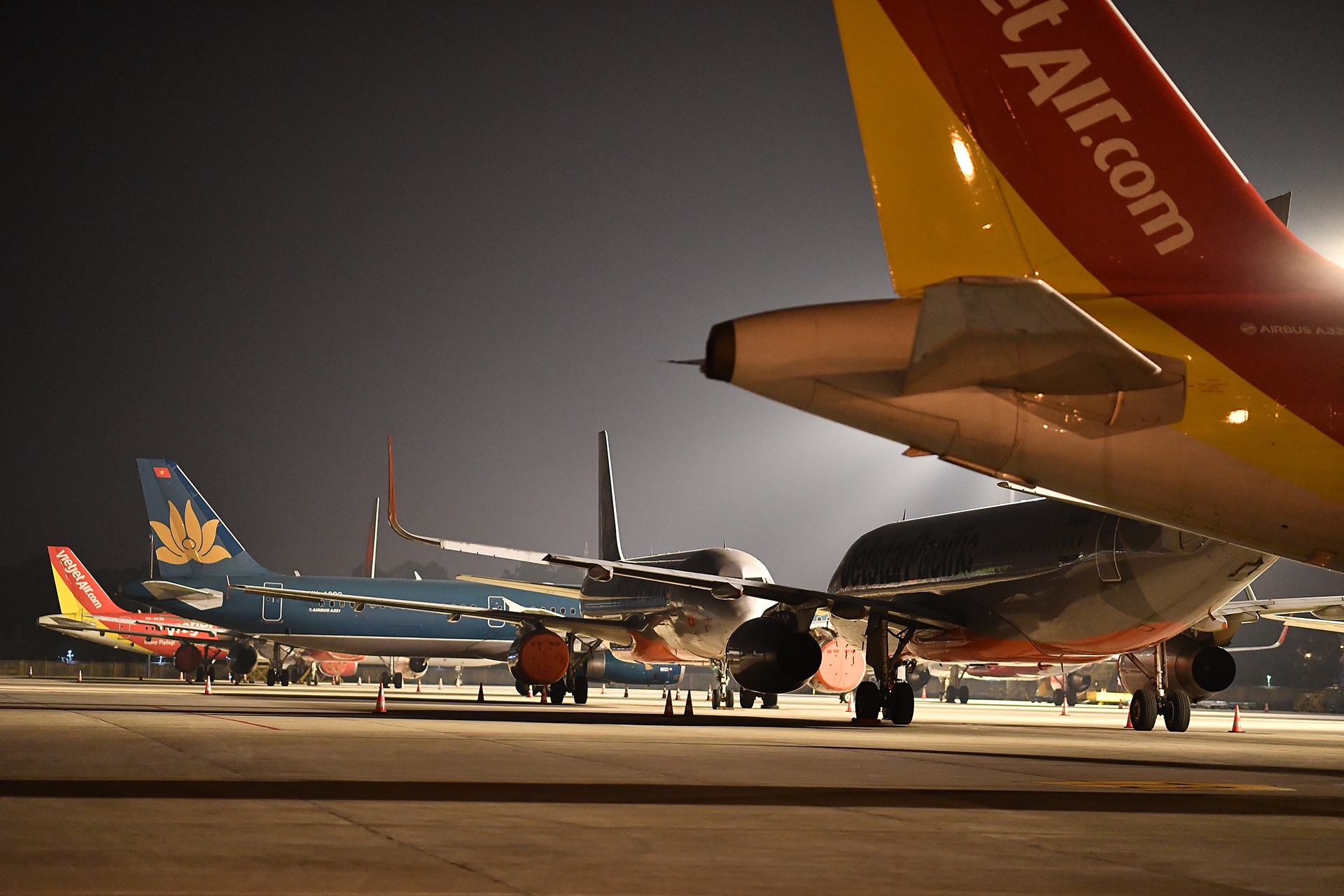 Can nhac cho may bay do ban dem tren duong bang hinh anh