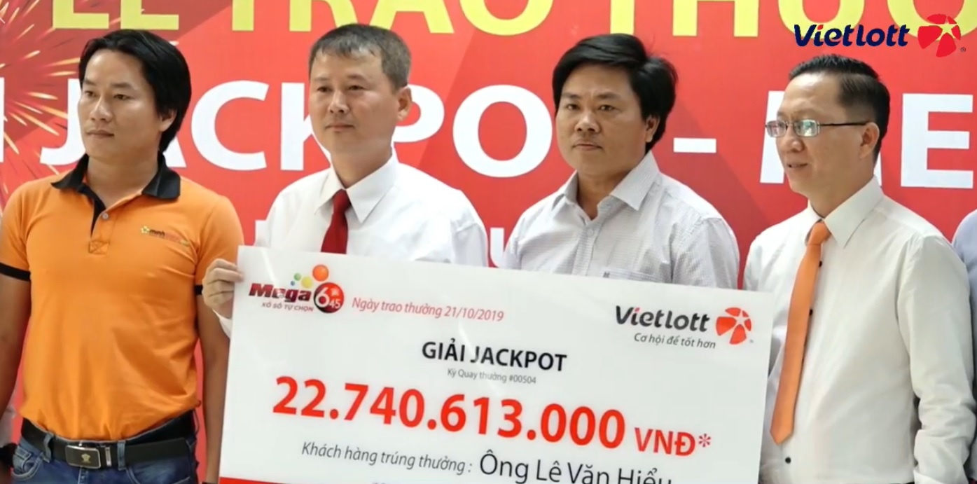 Nguoi trung doc dac 22,7 ty cong khai ten, khong deo mat na nhan giai hinh anh