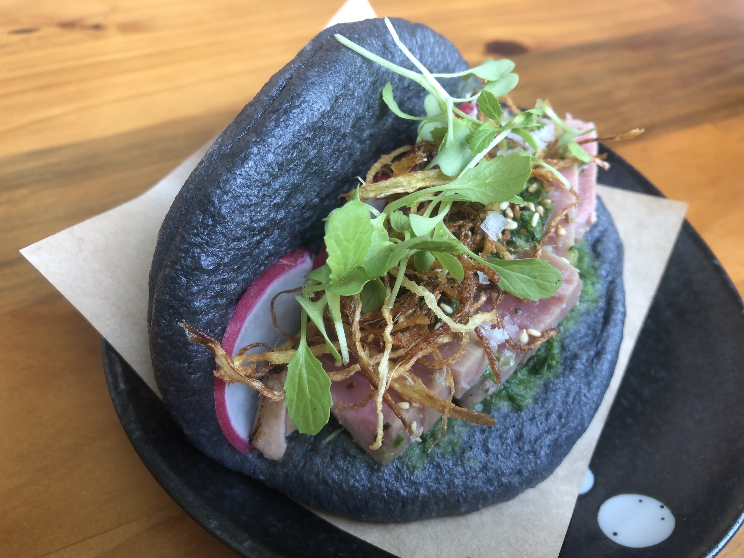 Banh bao kep gia 70.000 dong mot chiec van hut khach hinh anh