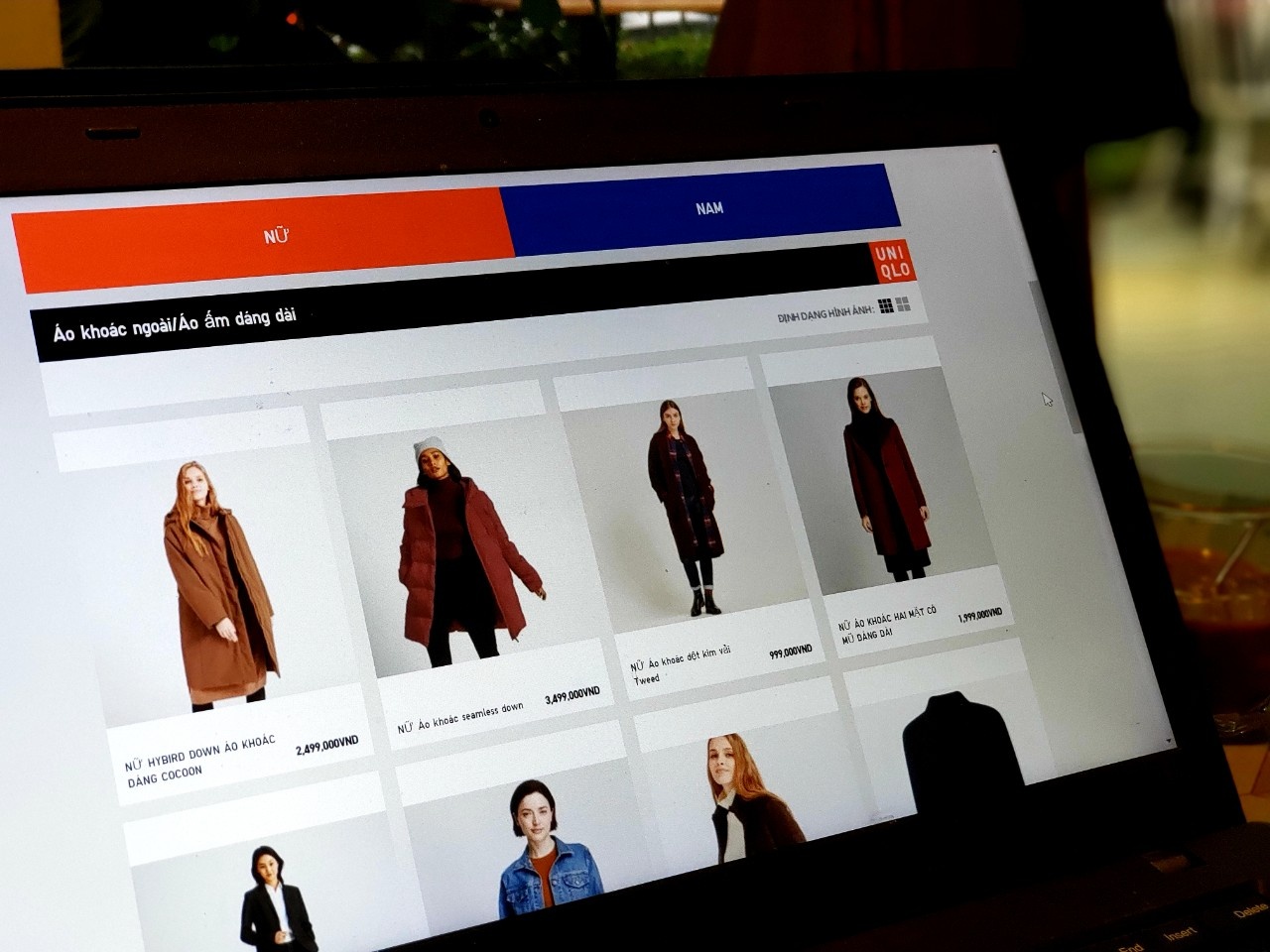 Chua ra mat cua hang, Uniqlo da niem yet gia bang VND tren trang chu hinh anh