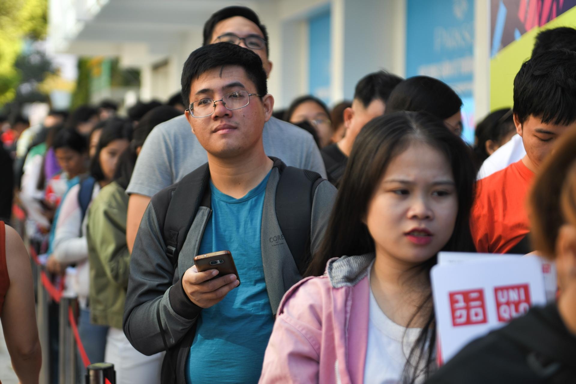 Uniqlo moi chocolate, banh mi, nuoc uong... 3.000 khach xep hang hinh anh