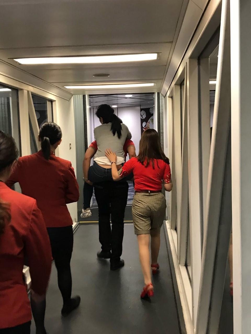 cau chuyen cam dong tren may bay anh 3