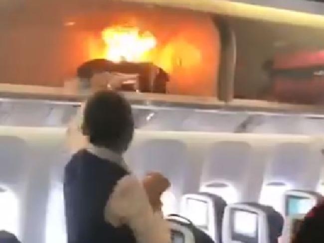 cam mang pin du phong len may bay anh 1