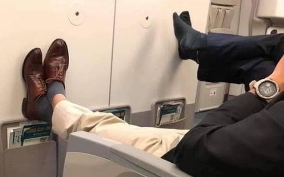 Khach bay Viet 'cam nham' ao phao, day an toan, cac hang mat tien ty hinh anh