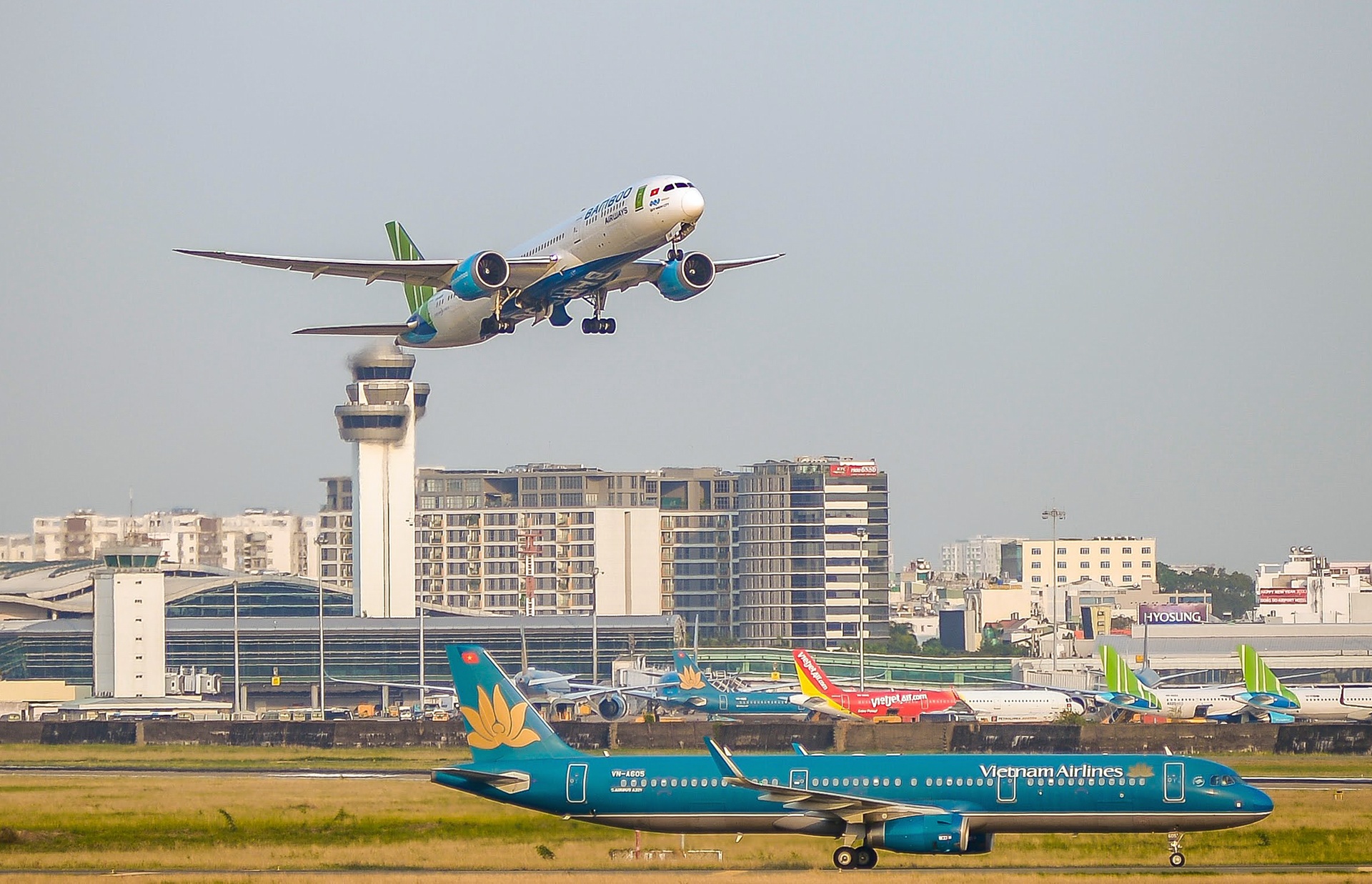 Bamboo Airways vuot Vietnam Airlines chang TP.HCM - Ha Noi dip Tet? hinh anh