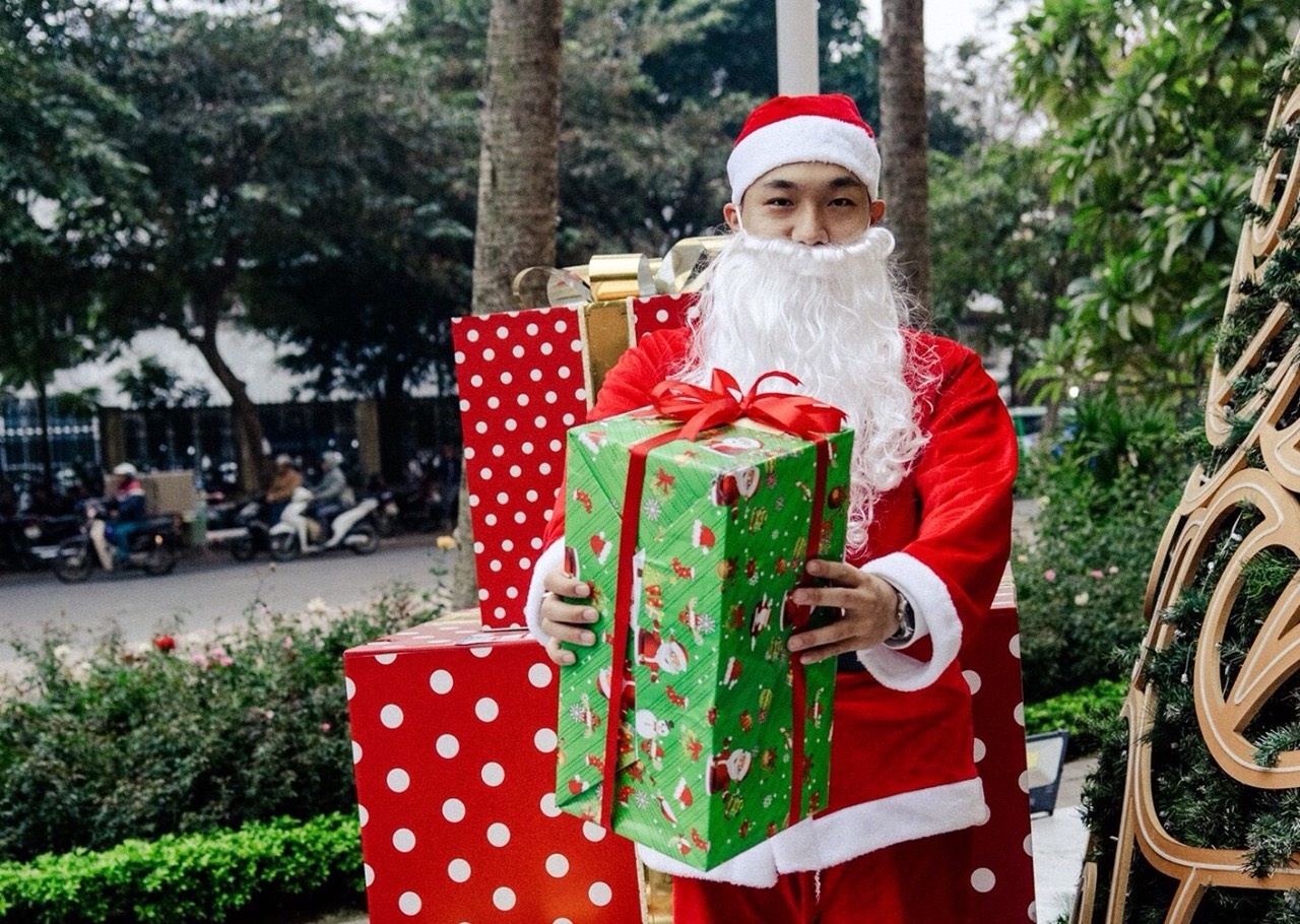 Thue 'ong gia Noel' 400.000 dong cho 5 phut tang qua hinh anh