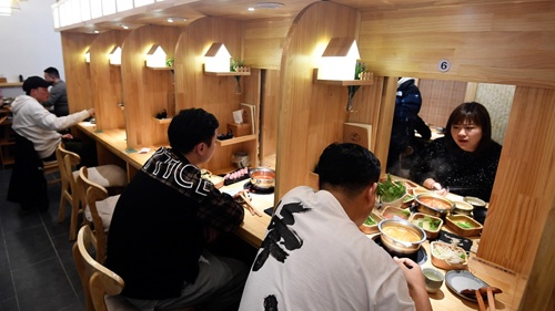 Lau 'thoat e' hut khach hinh anh