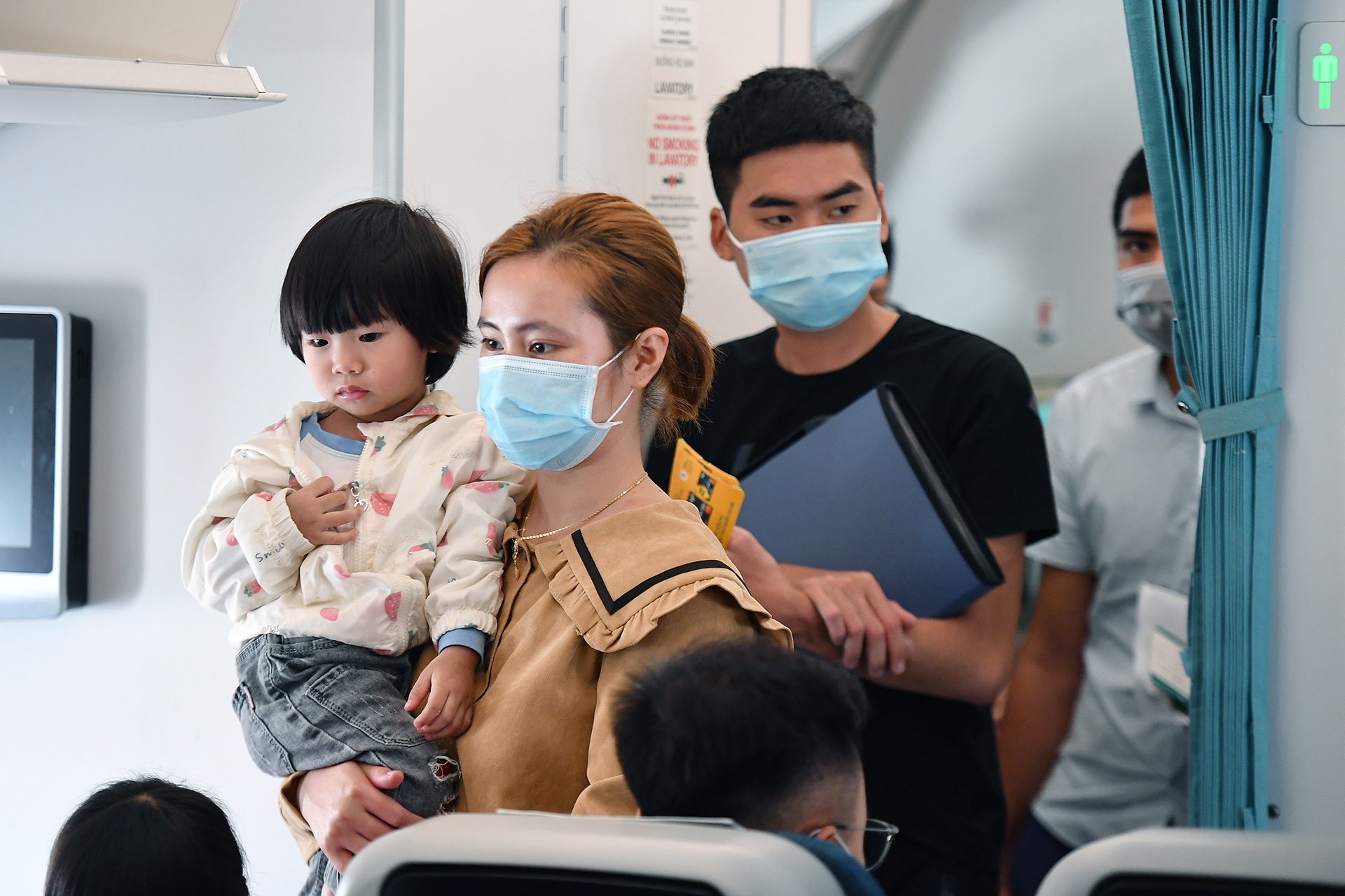 vietnam airlines ap san ve may bay anh 2