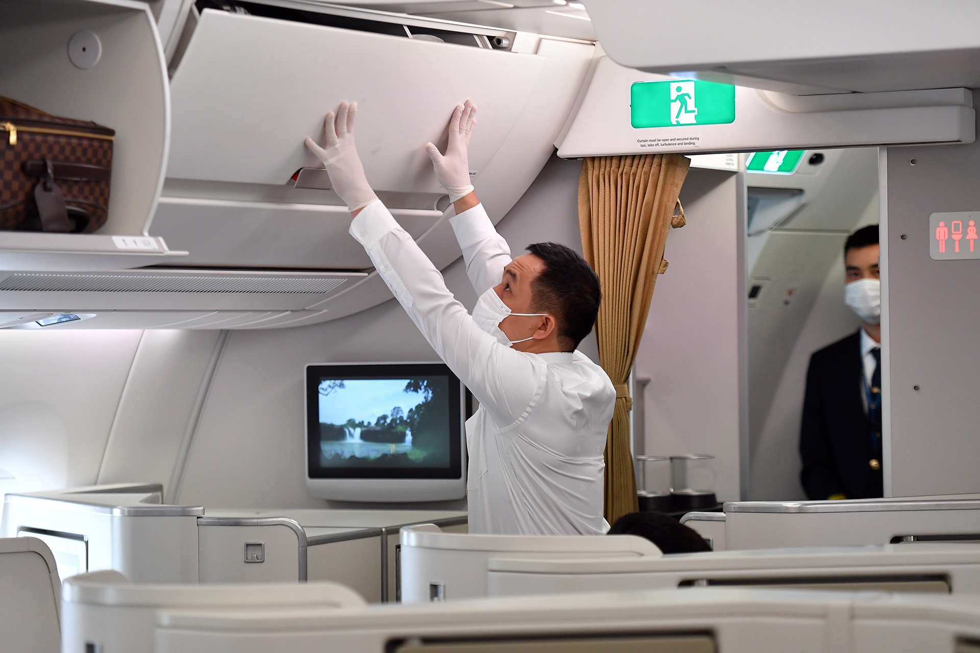 Hang khong Viet mat hai cao diem quan trong vi dich benh hinh anh