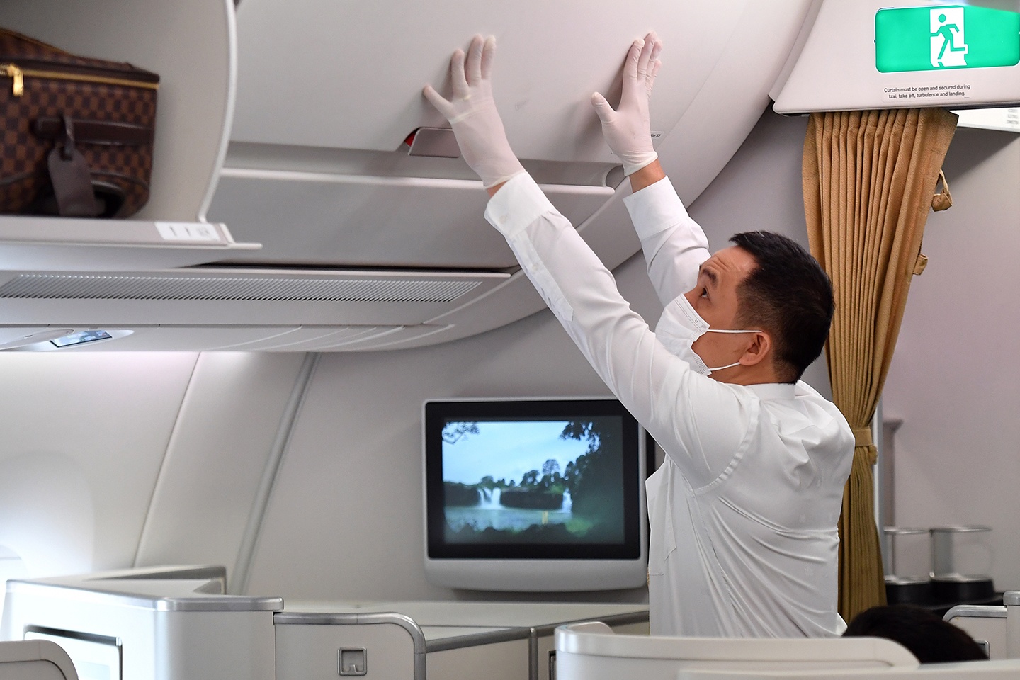 'Sao phai ap gia san cho ve may bay?' hinh anh