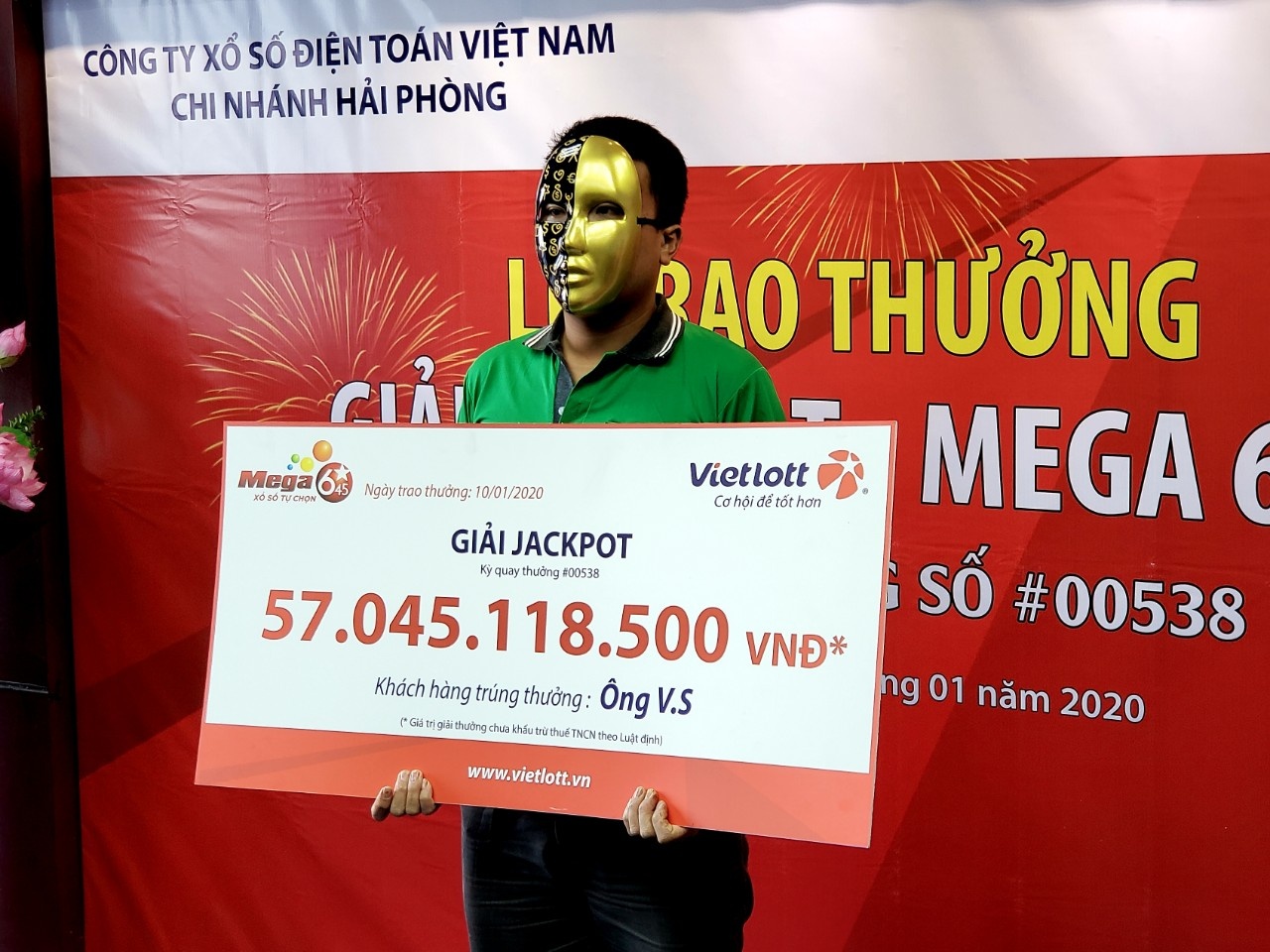 Tai xe Grab trung 57 ty Vietlott van muon chay xe om hinh anh