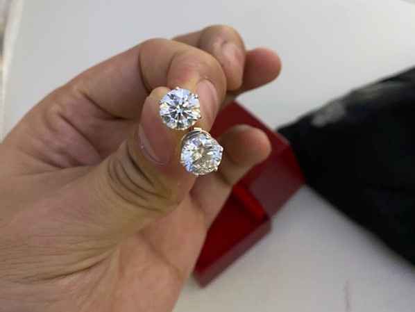 Khach bay quen kim cuong, hang hieu tren may bay hinh anh